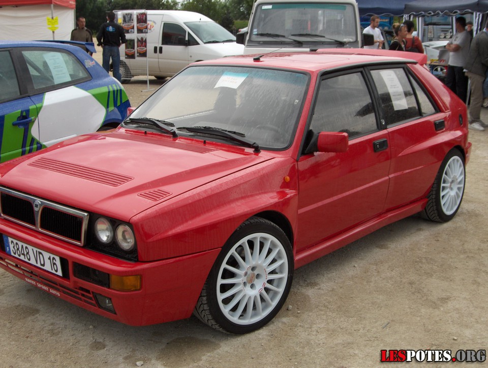 Photographie : Lancia DELTA (de c&ocirc;t&eacute;)