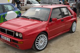 Lancia DELTA (de c&ocirc;t&eacute;)