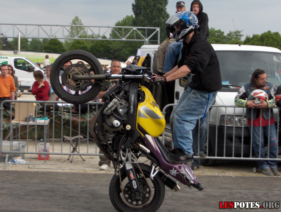 Photographie : Wheeling debout (Hornet)