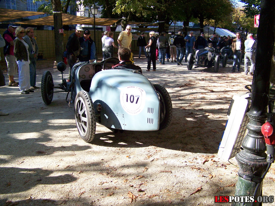 Photographie : Bugatti n&deg;107 dans les stands