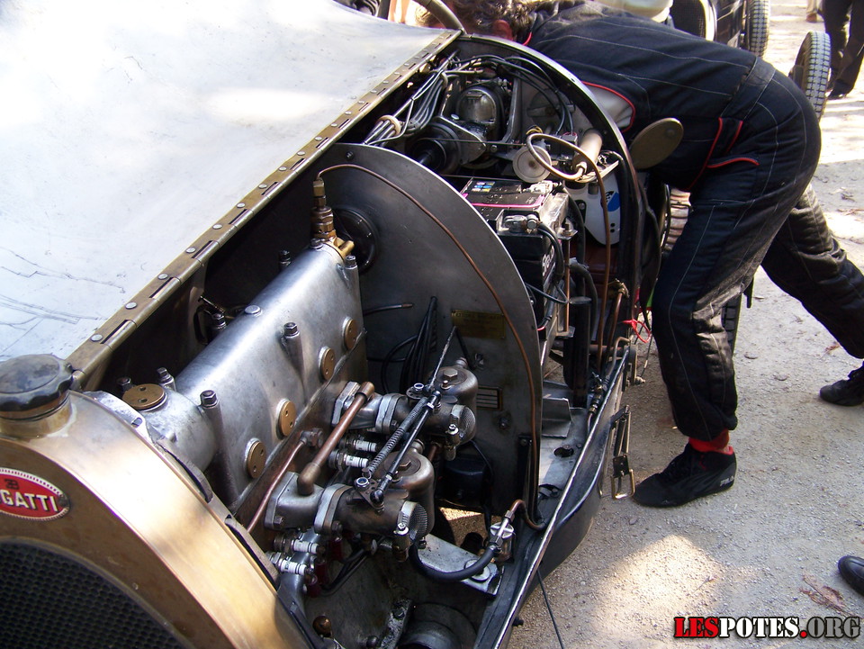 Photographie : Un moteur de Bugatti