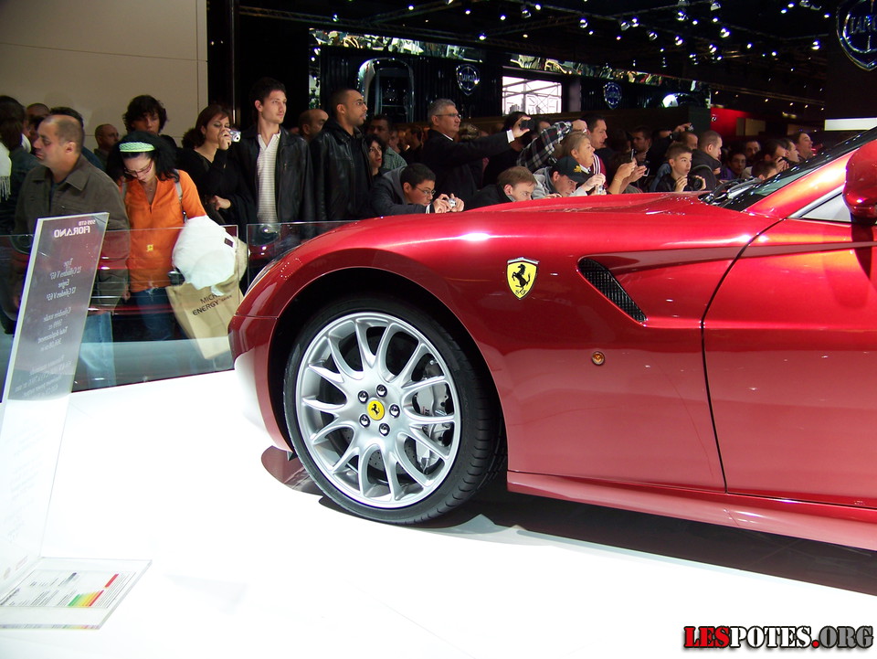 Photographie : Ferrari - foule sur le stand