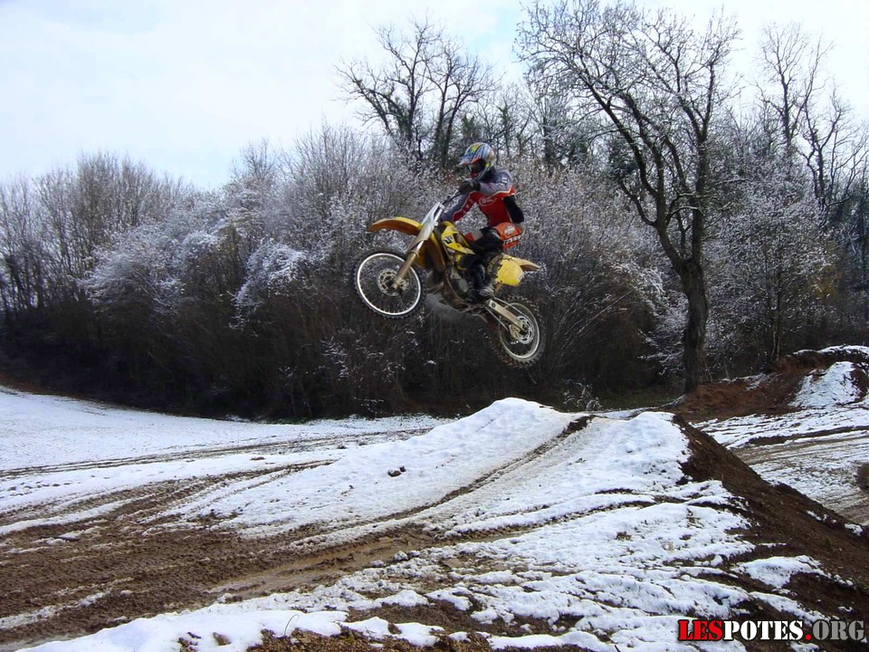Photographie : Alex 125 RM (saut)