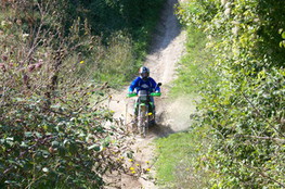 Ludo joue dans la flaque