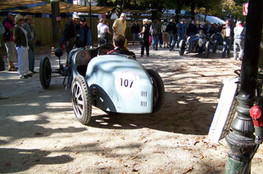 Bugatti n°107 dans les stands