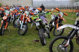 Paddock KTM et une kawa