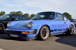 Parking Porsche Carrera bleue