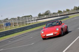 Ligne droite Porsche rouge