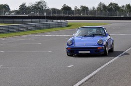 Ligne droite Porsche 911 Carrera bleue