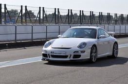 Paddock Porsche 911 GT3 blanche