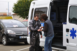 Ludovic avec l'ambulance