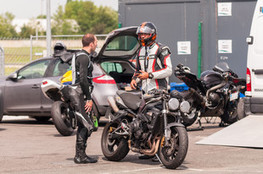 Parking - Ludo discute avec un confirm&eacute;